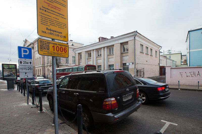 Платная парковка на Петровке: эксперимент начался (14 фото)