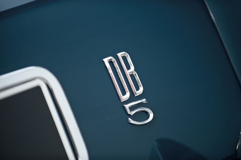 Aston Martin DB5 Пола Маккартни продали за 555000$ (23 фото)