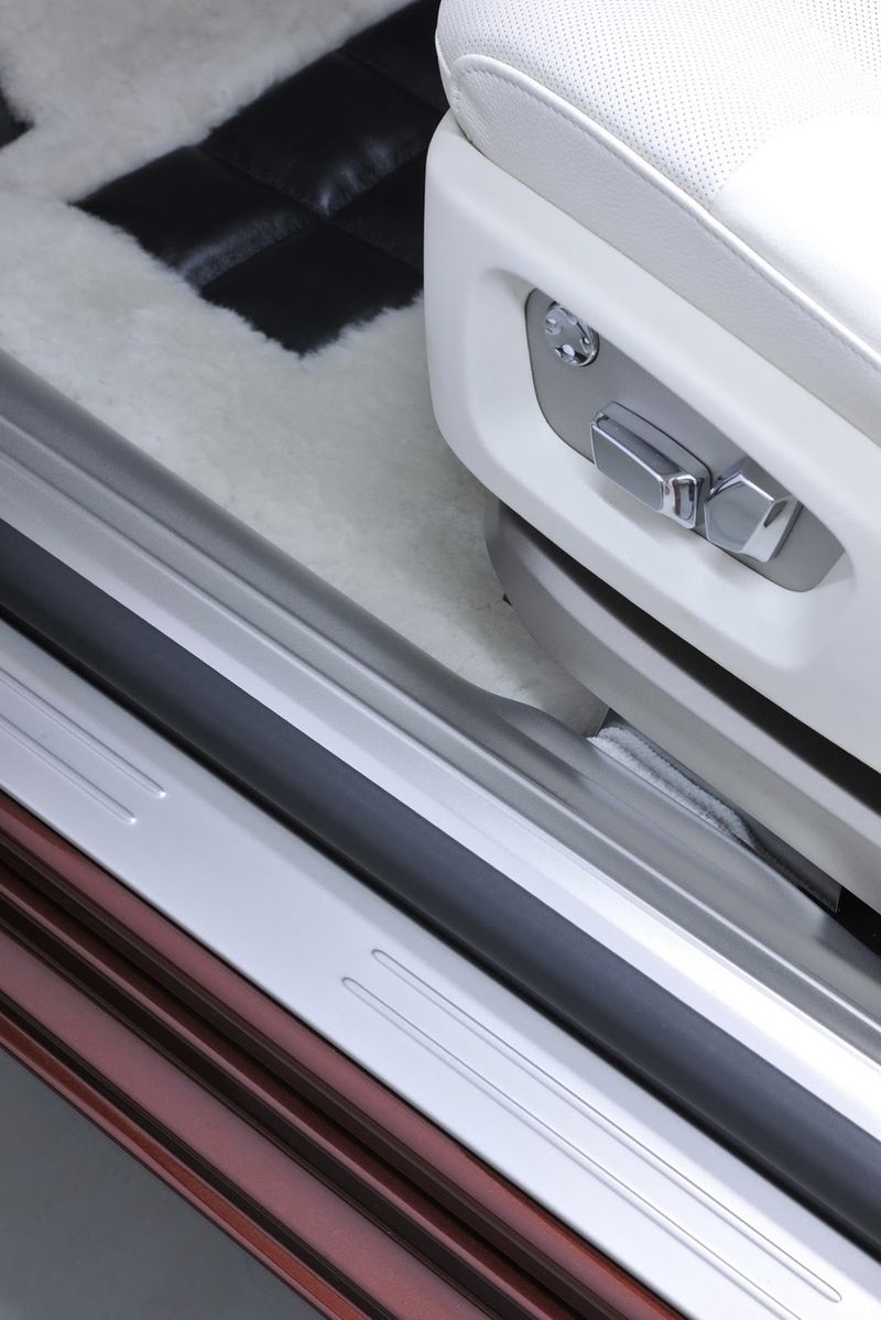 Компания Rolls-Royce покажет три новых версии модели Ghost (24 фото)