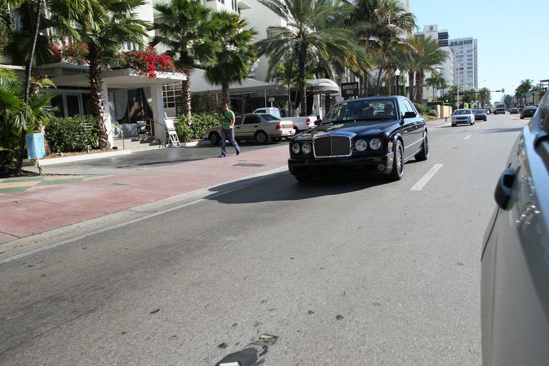 Автомобили и пара байков на улицах Майами (46 фото)