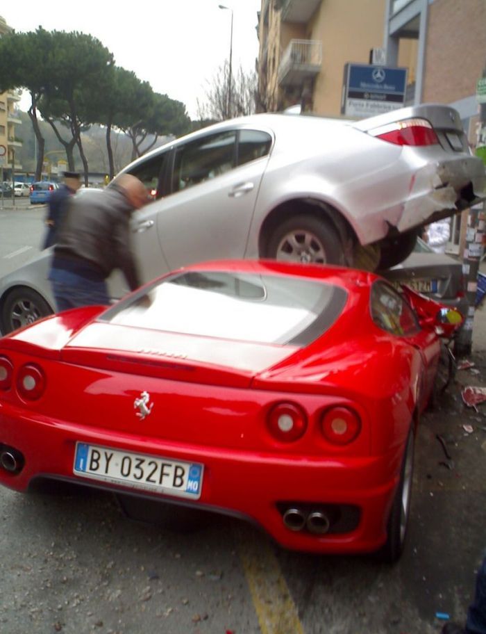 Водитель Ferrari запарковал свою тачку (3 фото)