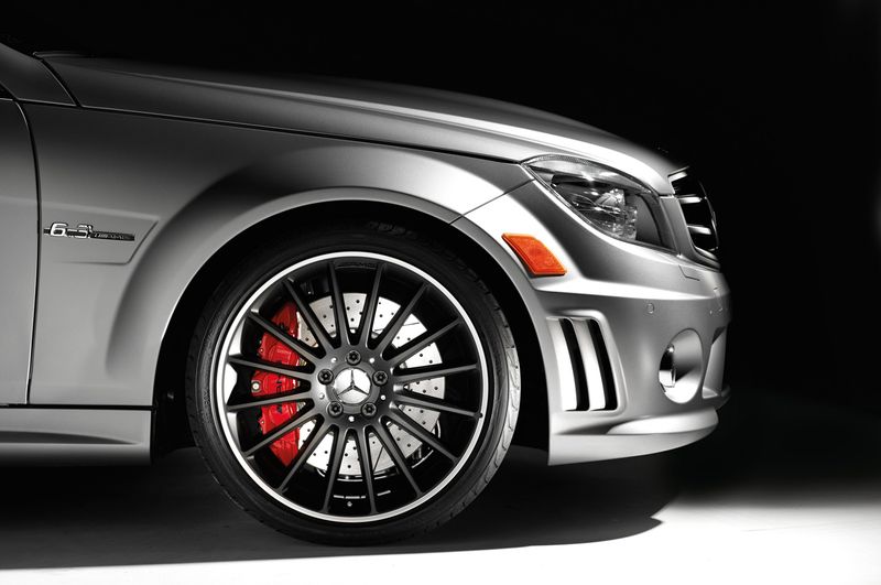 Внешне автомобиль отличают серебристая окраска кузова в цвет MAGNO Allanite Grey, карбоновые аксессуары, <br> в числе которых небольшой задний спойлер и корпуса зеркал заднего вида, а также красные тормозные <br> суппорты и черные 19-дюймовые легкосплавные диски.<br> <br> В салоне спецверсию C63 AMG легко отличить по многочисленным шильдикам Affalterbach Edition, отделке из <br> углеволокна, а также черной кожаной обивке с контрастной красной прострочкой.<br> <br> Под капотом автомобиля расположен 6,3-литровый V8, выдающий 481 л.с. и пиковый крутящий момент в 600 Нм. <br> С места до сотни седан стартует всего за 4,4 секунды. Выпуск C63 AMG Affalterbach Edition будет <br> ограничен тридцатью экземплярами, а стоимость каждого из них начинается от 82 360 долларов.