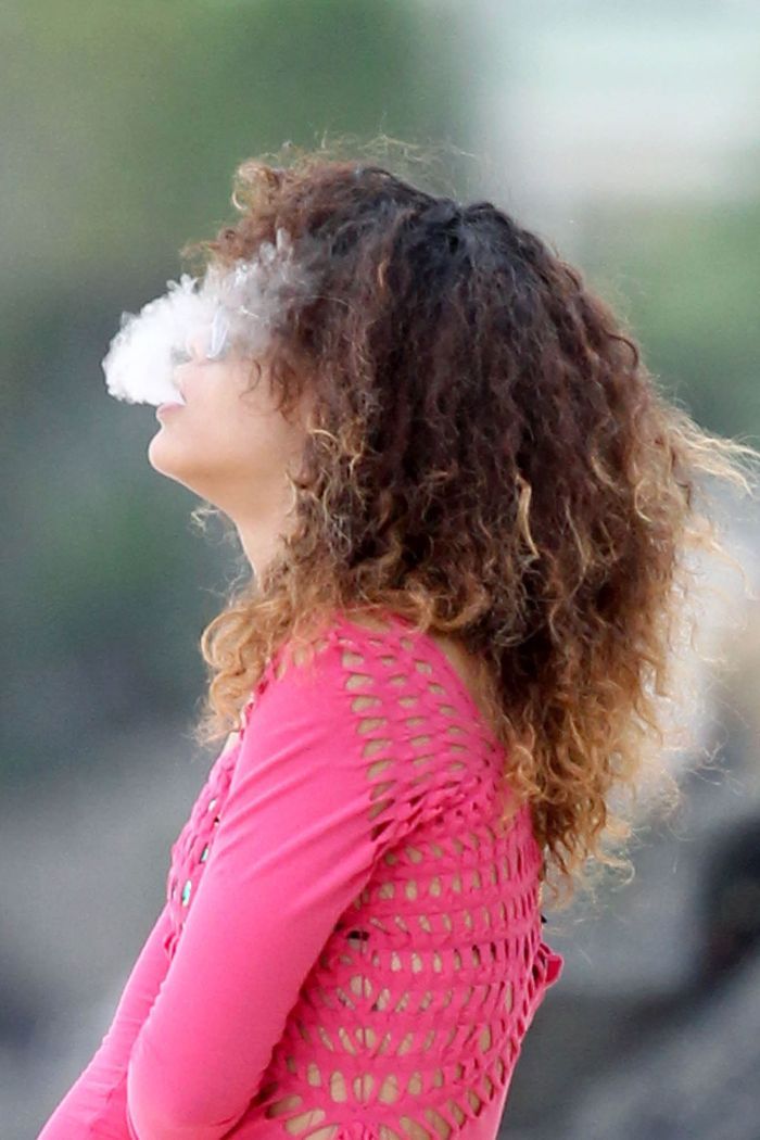 Rihanna снова с сигаретой (7 Фото)