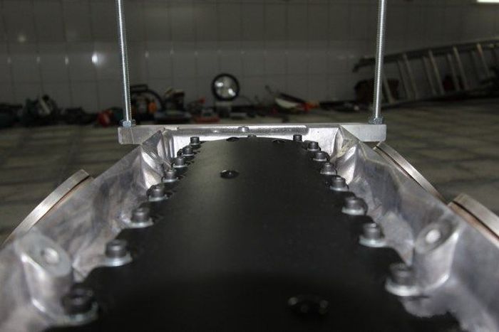  Стеклянный столик из мотора (15 фото)