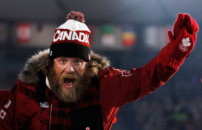 Канадский спортсмен кричит во время церемонии открытия.