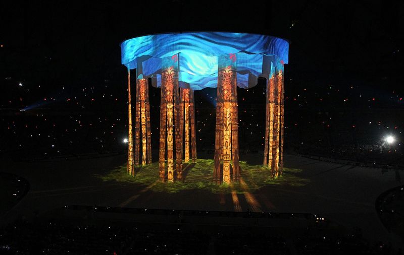 Изображение тотемов проектируется на ткань, свисающую с потолка, во время церемонии открытия.