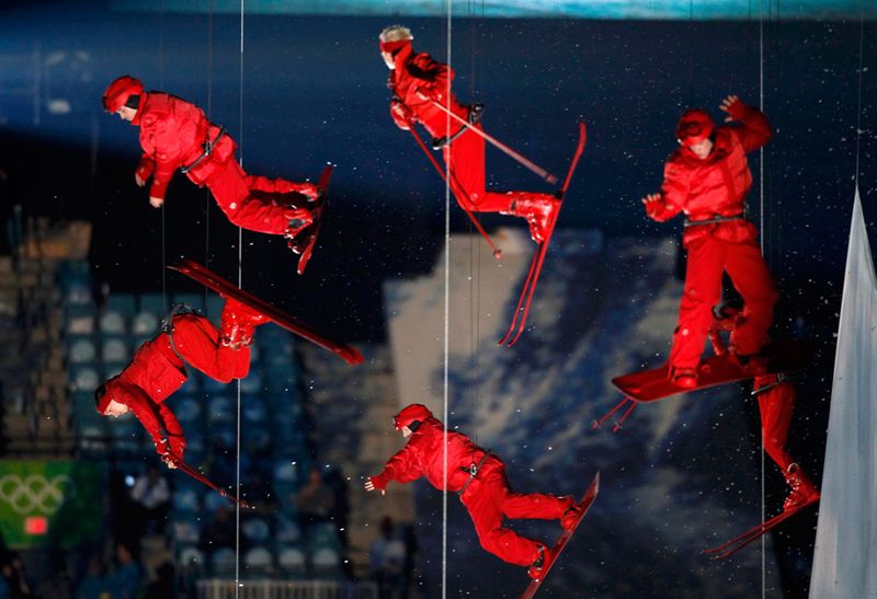 Сноубордисты и лыжники летают над стадионом на церемонии открытия игр 12 февраля