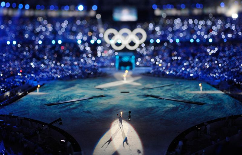 Четыре финальных факелоносца (хоккеист Уэйн Гретцки, баскетболист Стив Нэш, лыжница Нэнси Грин и конькобежец Катриона ЛеМэй Доан) приветствуют толпу на церемонии открытия игр.