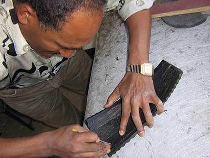 Эфиопская эко-обувь из отработанных шин (7 фото)