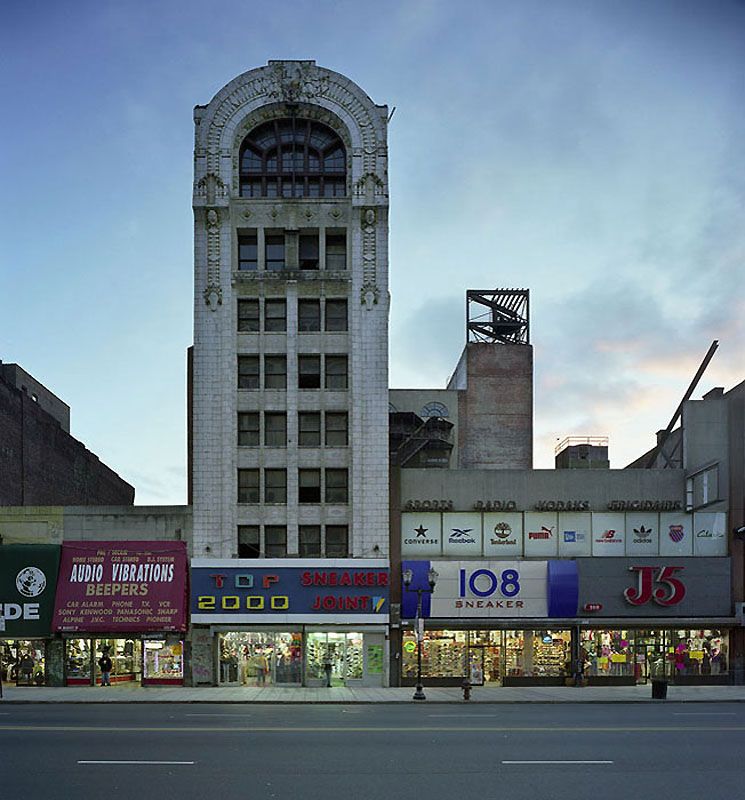 6. Кинотеатр Proctor’s Theater в Ньюарке, Нью-Джерси. В период расцвета в этом кинотеатре было два зала. Теперь в вестибюле этого здания располагается магазин одежды. 