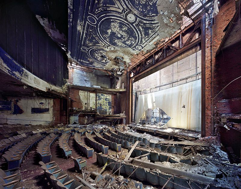 7. Кинотеатр Adams Theatre в Детройте начал функционировать в 1917 году. В 1988 здесь произошло несколько трагедий: сначала убийство, а затем несколько подростков было ранено во время перестрелки перед зданием кинотеатра. В том же году кинотеатр был закрыт, а в 2009 году его снесли. 