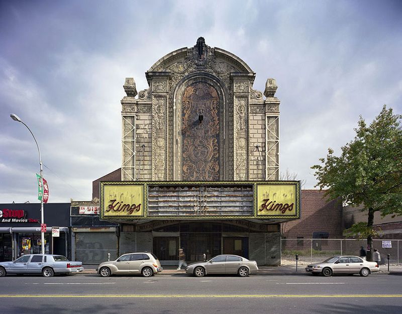 13. Неработающий кинотеатр Loew’s Kings Theater, Бруклин, Нью-Йорк. Кинотеатр был открыт в 1929 и считался одним из главных кинотеатров Бруклина. В 1970-м его закрыли из-за малой посещаемости. Сейчас здание находится на реконструкции, которую планируют завершить к 2014 году. 