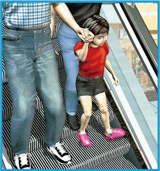 Нога ребенка зажалась эскалатором (7 фото)