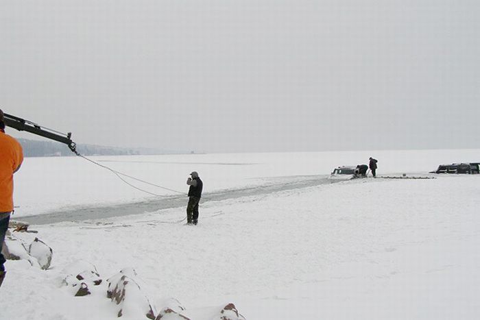 Пара Hammer H2 в ледяном плену озера Балатон в Венгрии (12 фото)
