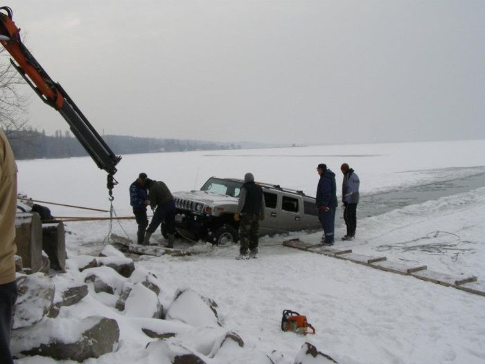 Пара Hammer H2 в ледяном плену озера Балатон в Венгрии (12 фото)