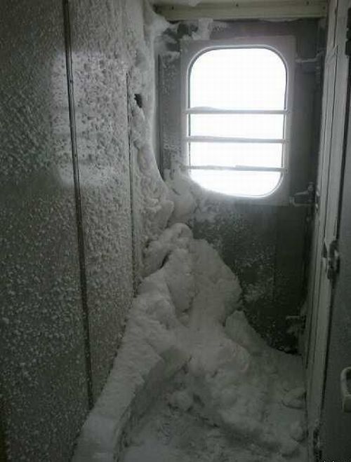 Суровое зимнее путешествие на поезде (5 фото) 