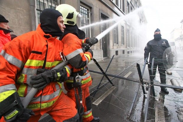 Пожарные против полиции (9 фото)