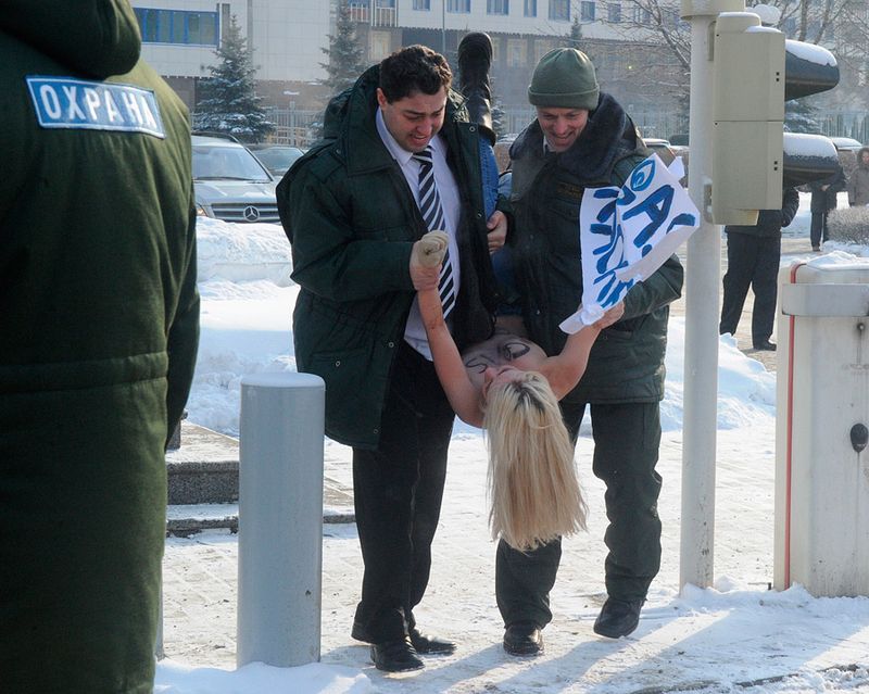 FEMEN гасят Газпром (22 фото + 1 видео)