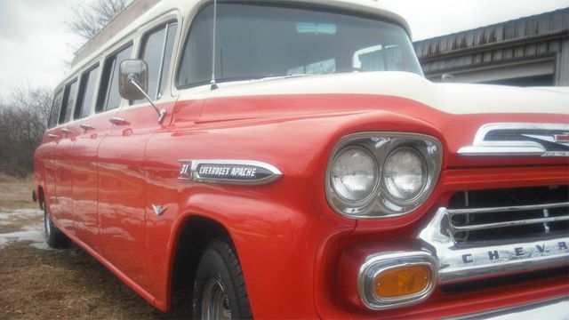 Уникальный лимузин на базе Chevy Suburban продается на аукционе (5 фото)