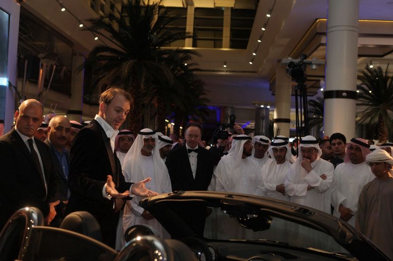 В Абу-Даби открылся самый большой автосалон BMW (8 фото)