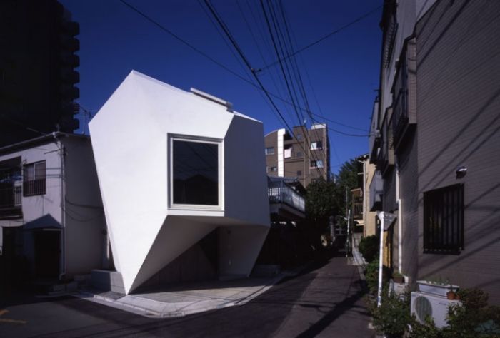 Дом на клочке земли в Японии (11 фото)