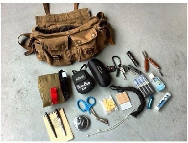 вещи., сумка, пистолет, ключи, нож, сигареты, зажигалка, очки, паспорт, телефон