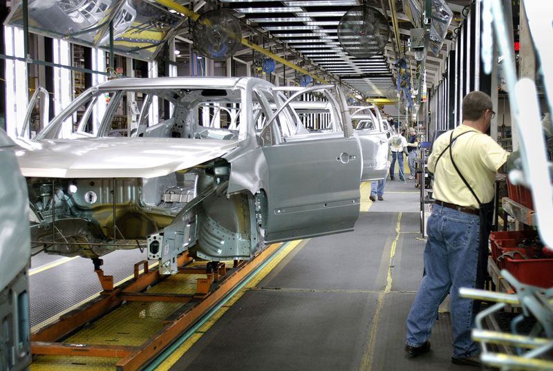 824 Сборка автомобилей на заводе General Motors