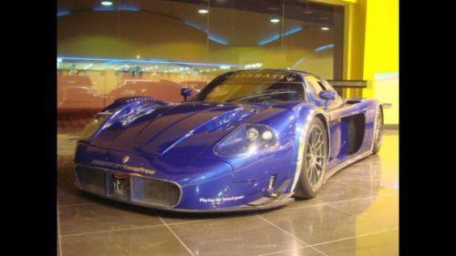 Кому же по душе ездить на боевом суперкаре, а не наслаждаться им в гараже - прямая дорога в Дубаи. Здесь за 680 000 евро выставлен на продажу дорожный <br> болид Maserati MC12 (один из 50-ти) с пробегом в 4000 км. 6,0-литровый 12-цилиндровый двигатель от Ferrari Enzo выдает 630 лошадиных сил и может <br> разгонять Maserati MC12 до сотни за 3,8 секунды. Максималка - 330 км/ч... Кому интересно - напомним, что данный автомобиль ушёл в производство в 2004 <br> году (было выпущено 30 автомобилей, 5 из которых не для продажи). Ещё 25 автомобилей было выпущено в 2005 году, что суммарно дало 50 автомобилей для <br> продажи. MC12 был разработан Maserati чтобы ознаменовать возвращение компании к соревнованиям спустя 37 лет.