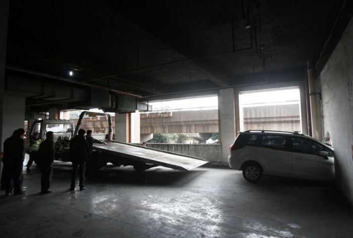 Непрочные стены китайских паркингов (5 фото)