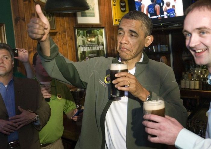 Обама отметил День святого Патрика пивом в пабе (5 фото)