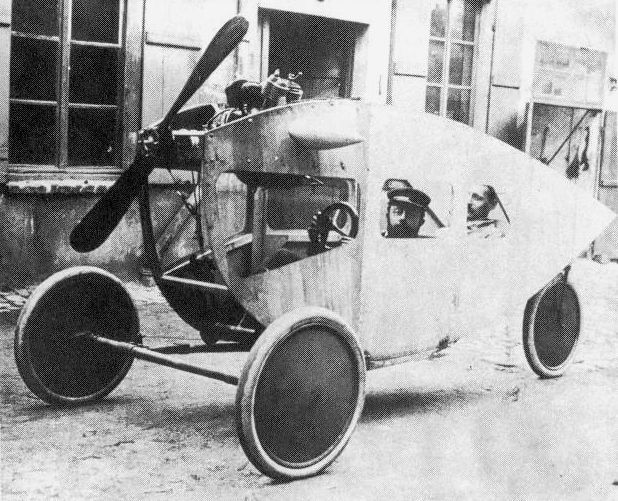 Первый свой автомобиль - трехколесный Heliocycle с деревянным кузовом и 8-цилиндровым двигателем - мсье Лейя построил в 1913 году: