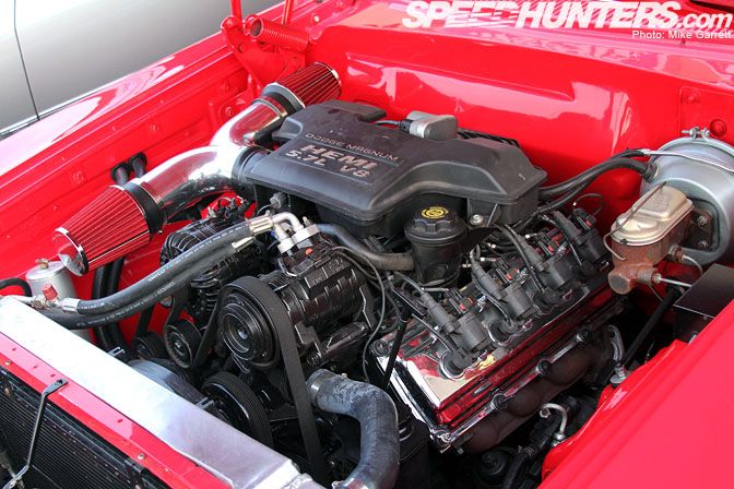 Под капотом у него совсем не 45-летний двигатель, а более поздняя модификация 5,7-литрового HEMI от модели Dodge Magnum.