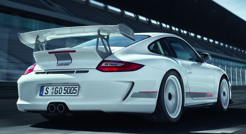Двигатель новинки представляет собой форсированную версию мотора, устанавливающегося на гоночный автомобиль Porsche 911 GT3 RSR, который предназначен для участия в гонках на выносливость, в частности, для 24 часов Нюрбургринга и Ле-Мана. Инженеры немецкого производителя сохранили те же кованые поршни, титановые шатуны и коленвал, сделав для суперкара GT3 RS 4.0 этого агрегат лишь на пять лошадиных сил мощнее.  Мотор будет агрегатироваться исключительно с шестиступенчатой механической коробкой передач. По данным производителя, с нуля до ста километров в час новинка способна ускоряться за 3,9 секунды (на 0,1 секунды быстрее, чем обычный Porsche 911 GT3 RS), а до 200 километров в час — за 12 секунд. Максимальная скорость — 308 километров в час. Круг по знаменитому немецкому треку Нюрбургринг такой автомобиль проедет за 7 минут и 27 секунд.  Помимо этого, новинка также получила дополнительные аэродинамические элементы обвеса кузова, увеличивающую прижимную силу (например, на задней оси до 190 килограммов), модернизированное активное шасси PASM, карбоновые передние крылья и крышку багажного отсека, каркас безопасности в салоне и спортивную "ковши" с углепластиковыми каркасами.  Суперкар будет окрашиваться исключительно в белый цвет. Всего будет выпущено 600 экземпляров Porsche 911 GT3 RS 4.0. Цены на новинку в Европе будут начинаться от 178 тысяч 596 евро. 