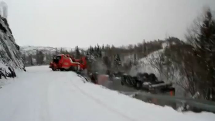 В Норвегии два грузовика упали в пропасть (видео)