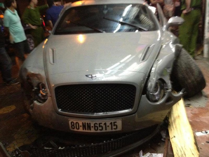 Во Вьетнаме разбили Bentley Continental Supersports (7 фото)