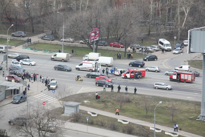 Серьезная лобовая авария на Кутузовском (28 фото+2 видео)