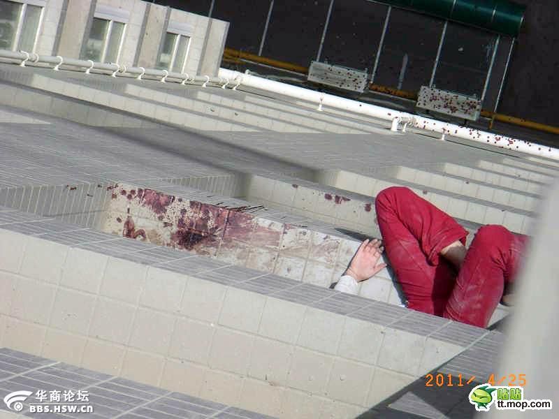В Китае нашли мертвого мужчину и женщину (12 фото)