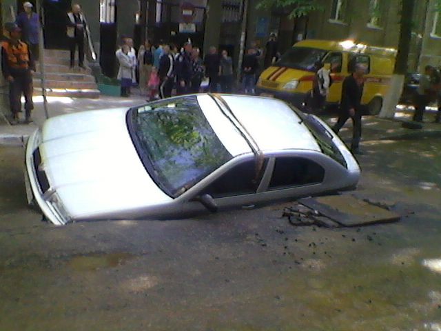 Машина ушла под землю (12 фото)