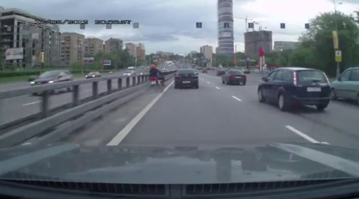 Водитель Mazda 3 притер мотоциклиста об отбойник ОСТОРОЖНО ЖЕСТЬ (видео)