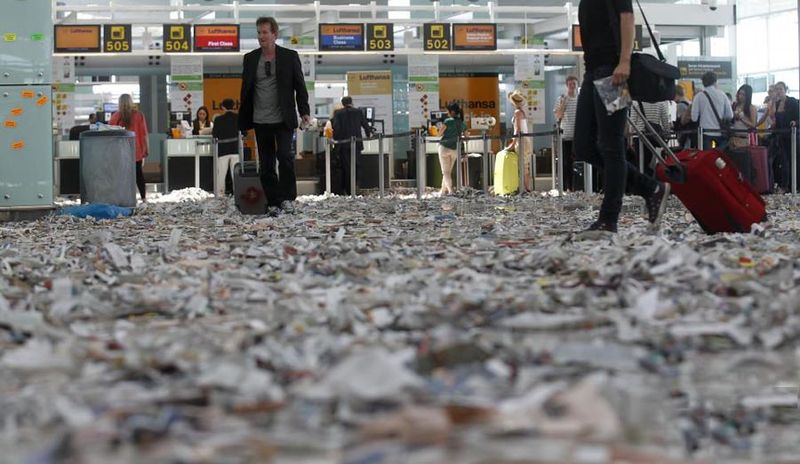 Аэропорт Барселоны превратился в свалку (13 фото)