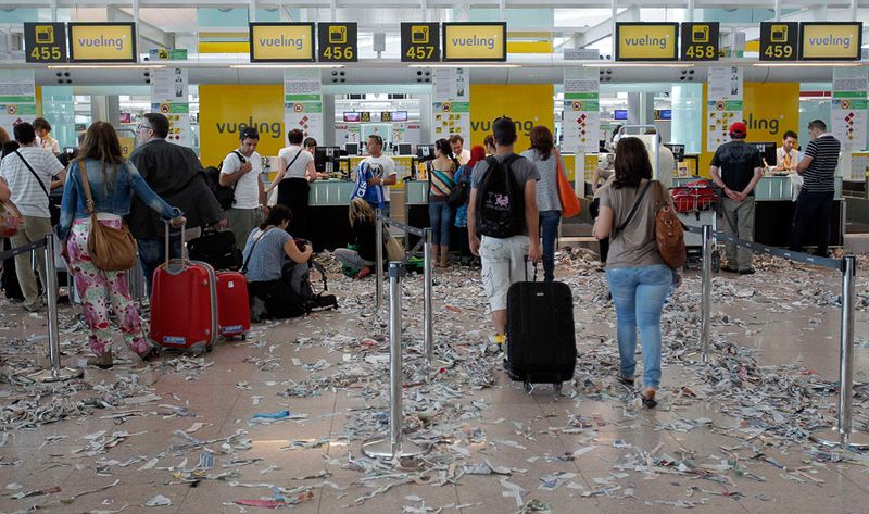 Аэропорт Барселоны превратился в свалку (13 фото)