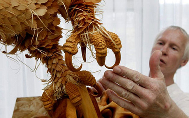 Произведения искусства из щепок кедра (14 фото)