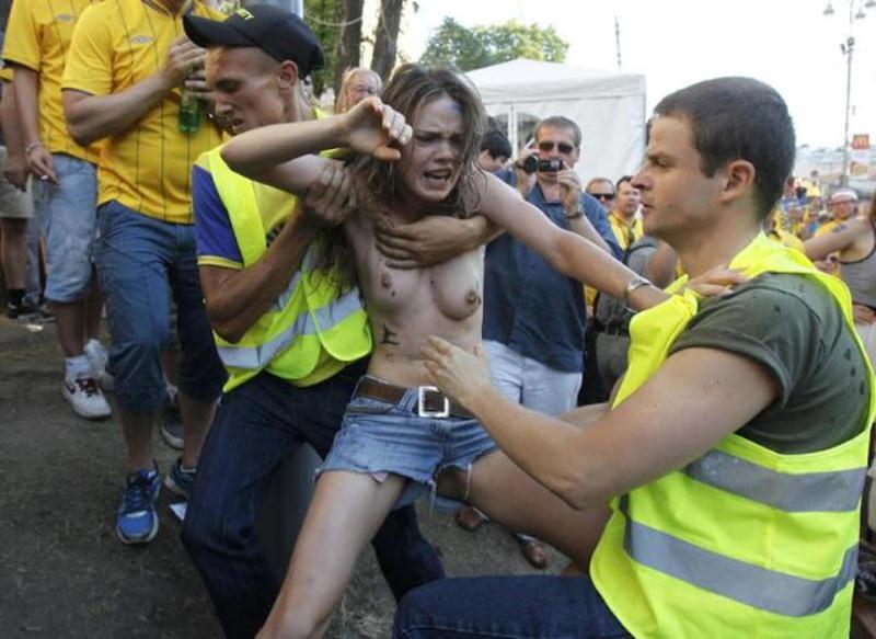 Активистки FEMEN против быдло-фанов (11 фото)