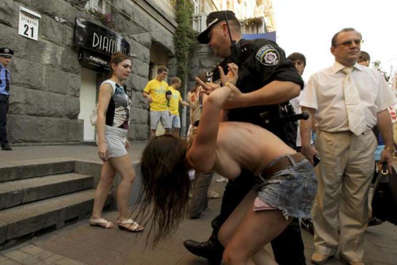 Активистки FEMEN против быдло-фанов (11 фото)