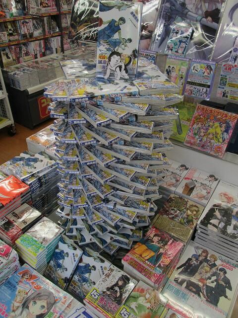 Искусство раскладывания книг в японских магазинах  (19 фото)