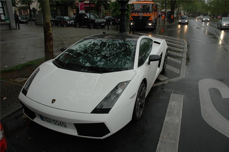 Крутые машинки на улицах Европы (36 фото)