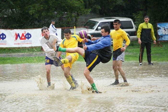 Футбол в дождливый день (8 фото)