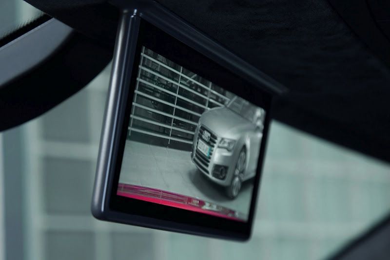 Audi R8 e-tron получит цветной дисплей вместо зеркала заднего вида (5 фото)