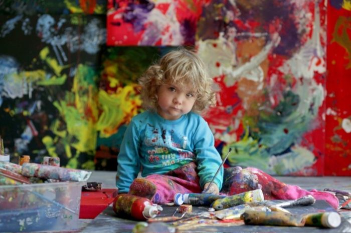 Юную художницу сравнили с Пикассо и Дали (18 фото + 1 видео)