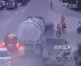 Китай - грузовик наехал на мотоциклистов